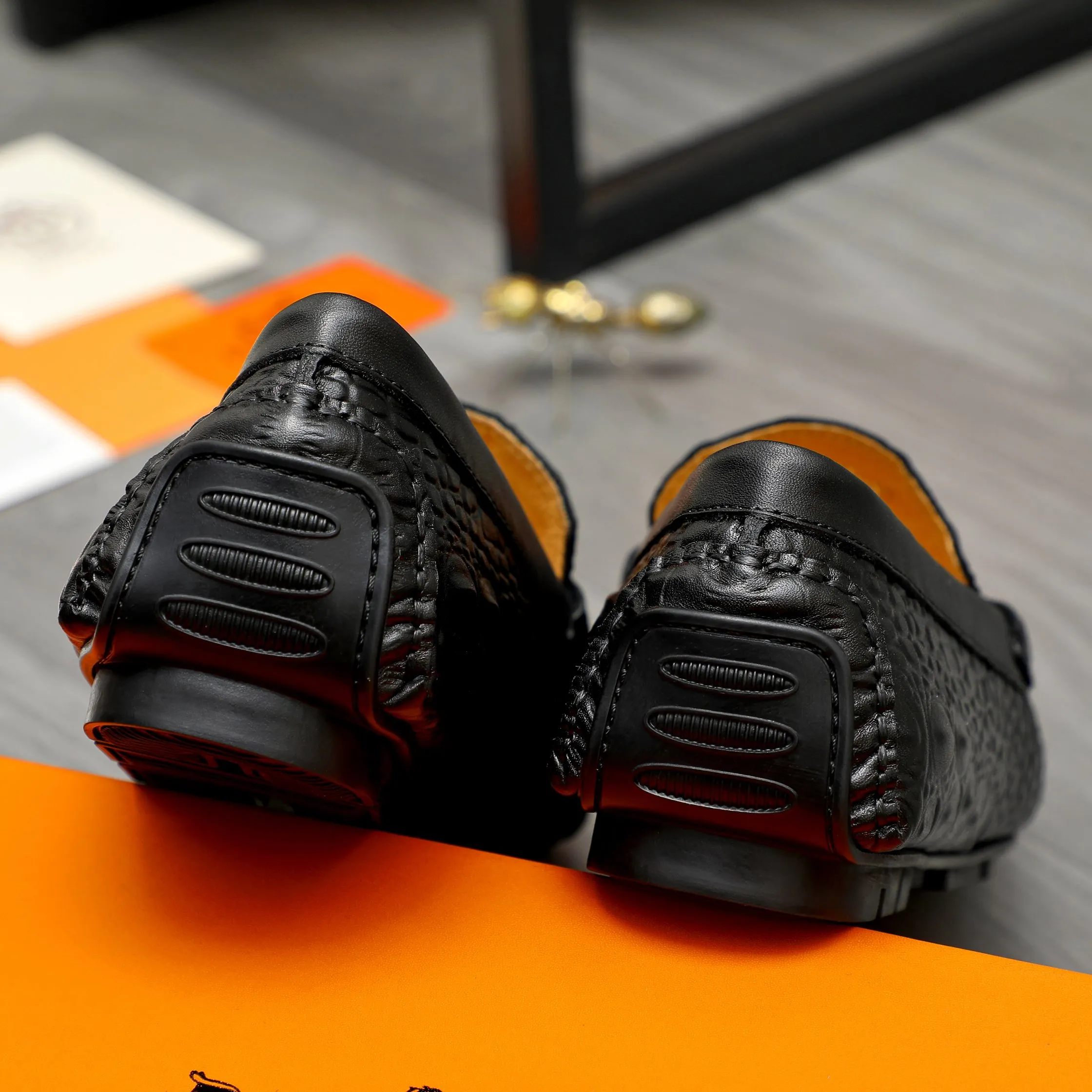 P380 Product trademark: HERMES "Hermes" casual slip-on men's shoes Regular size: 38-44 Product material: Selected crocodile pattern cowhide upper, pigskin lining, rubber outsole